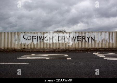 Cardiff, pays de Galles, Royaume-Uni. 11 novembre 2020. Un message lit 'Cofiwch Dryweryn' - Rappelez-vous Tryweryn sur un pont près de Hensol, pays de Galles. Crédit : Lewis Mitchell Banque D'Images