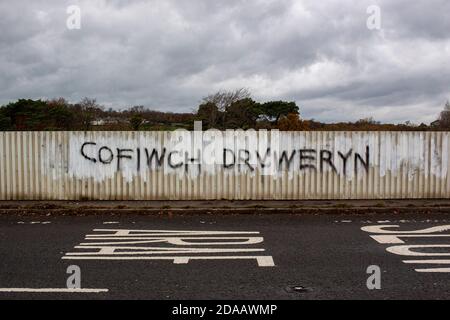 Cardiff, pays de Galles, Royaume-Uni. 11 novembre 2020. Un message lit 'Cofiwch Dryweryn' - Rappelez-vous Tryweryn sur un pont près de Hensol, pays de Galles. Crédit : Lewis Mitchell Banque D'Images