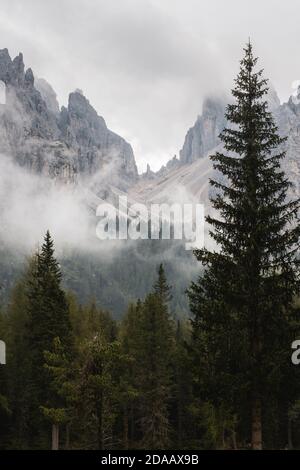 Mystérieuses montagnes nuageux apparaissent de la brume en italien alpes Banque D'Images