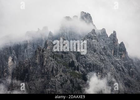 Mystérieuses montagnes nuageux apparaissent de la brume en italien alpes Banque D'Images
