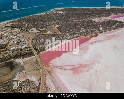Un lac rose naturel en Australie occidentale capturé par Drone, une photographie de paysage d'Ariel Banque D'Images