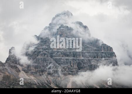 Trois sommets de Lavaredo au coucher du soleil depuis le lac d'Antorno, Auronzo di Cadore, Italie Banque D'Images