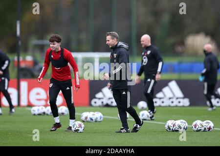 NECO Williams du pays de Galles (l) et Albert Stuivenberg, le pays de Galles entraîneur no 2 lors de la session d'entraînement de l'équipe de football du pays de Galles au Vale Resort, Hensol, près de Cardiff, le mercredi 11 novembre 2020. L'équipe se prépare pour son prochain match, un ami contre les Etats-Unis demain. Cette image ne peut être utilisée qu'à des fins éditoriales. Utilisation éditoriale uniquement, licence requise pour une utilisation commerciale. Aucune utilisation dans les Paris, les jeux ou les publications d'un seul club/ligue/joueur. photo par Andrew Orchard/Andrew Orchard sports photographie/Alamy Live news Banque D'Images