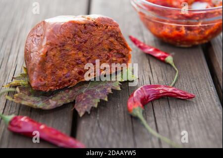 salami épicé appelé nduja typique de la cuisine du Calabre en Italie Banque D'Images