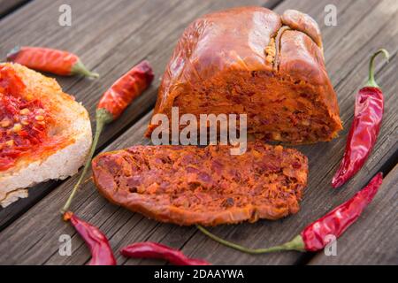 salami épicé appelé nduja typique de la cuisine du Calabre en Italie Banque D'Images