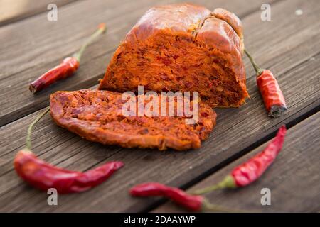 salami épicé appelé nduja typique de la cuisine du Calabre en Italie Banque D'Images