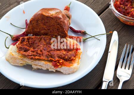 salami épicé appelé nduja typique de la cuisine du Calabre en Italie Banque D'Images