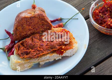 salami épicé appelé nduja typique de la cuisine du Calabre en Italie Banque D'Images