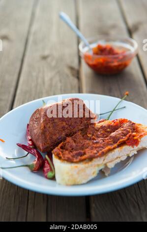 salami épicé appelé nduja typique de la cuisine du Calabre en Italie Banque D'Images