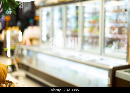 Arrière-plan flou de l'allée du supermarché avec réfrigérateurs dans l'épicerie Banque D'Images