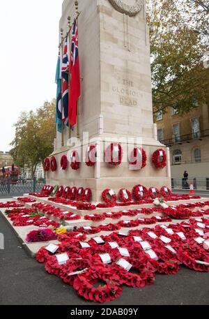 Londres, Royaume-Uni. 11 novembre 2020. Le Cenotaph à Whitehall décoré de coquelicots pour commémorer les gens qui sont morts dans deux guerres mondiales. Crédit : Mark Thomas/Alay Live News Banque D'Images