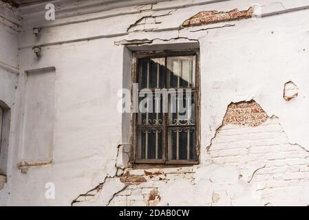 Ancienne maison abandonnée avec des fenêtres et des murs cassés Banque D'Images