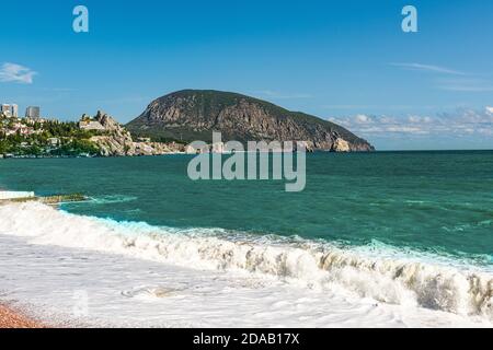 Il y a une légère houle sur la mer et le vent souffle . La ville de Gurzuf et le mont Ayu Dag sont visibles Banque D'Images