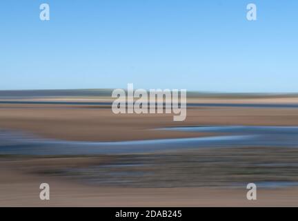 Arrière-plan paysage flou, scène côtière de sable générique. ICM. Banque D'Images