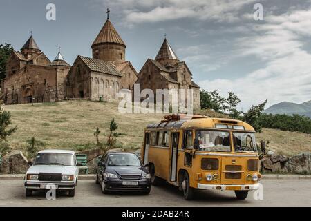 Monastère de Goshavank, Arménie-27 juillet 2019. Monastère arménien du XIIIe siècle entouré de maisons de village. Il se trouve dans la zone protégée de Dilijan Banque D'Images