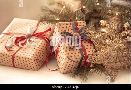 Superbes cadeaux de noël avec étoiles décoratives en gros plan. Banque D'Images