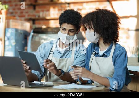 Auto-isolement et distance sociale pendant la pandémie COVID-19 Banque D'Images