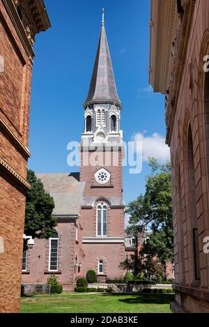 la cathédrale historique de saint michael l'archange à springfield, massachusetts, par une journée ensoleillée. Banque D'Images