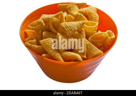 En-cas de maïs Bugles au fromage dans un bol orange coloré isolé sur fond blanc Banque D'Images