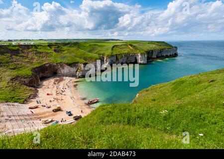 Vue sur la petite baie de North Landing depuis le sommet de la falaise de Flamborough Head, East Yorkshire. Juin. Banque D'Images