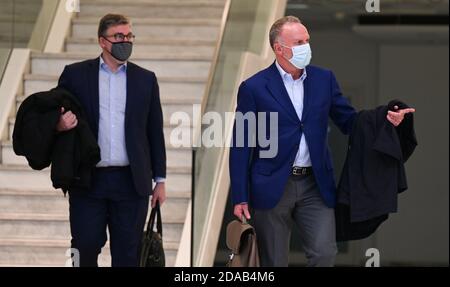 11 novembre 2020, Hessen, Francfort-sur-le-main: Karl-Heinz Rummenigge (r), Président du Conseil d'Administration du FC Bayern München AG, et Axel Hellmann, membre du Conseil d'Administration d'Eintracht Frankfurt Fußball AG, viennent d'une réunion des clubs de football du Centre de l'aéroport de Francfort. Sans le DFB et le DFL et quatre clubs de Bundesliga, des représentants du monde du football professionnel se sont réunis à Francfort. En plus de la distribution des fonds de télévision, la réunion aurait traité de l'Association allemande de football, qui a été frappée par des scandales, et de la succession Banque D'Images