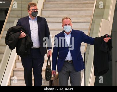 11 novembre 2020, Hessen, Francfort-sur-le-main: Karl-Heinz Rummenigge (r), Président du Conseil d'Administration du FC Bayern München AG, et Axel Hellmann, membre du Conseil d'Administration d'Eintracht Frankfurt Fußball AG, viennent d'une réunion des clubs de football du Centre de l'aéroport de Francfort. Sans le DFB et le DFL et quatre clubs de Bundesliga, des représentants du monde du football professionnel se sont réunis à Francfort. En plus de la distribution des fonds de télévision, la réunion aurait traité de l'Association allemande de football, qui a été frappée par des scandales, et de la succession Banque D'Images