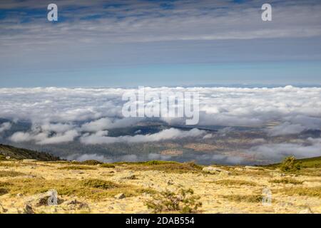 Paysage de nuages bas couvrant le sol d'une haute montagne. Mer de montagne dans la Sierra de Madrid. Banque D'Images