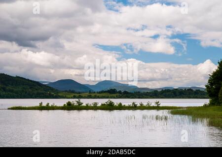 Vue sur le Loch Insh près du village de Kincroig dans le parc national de Cairngorms, Inverness-shire, Écosse. Juin. Banque D'Images