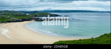 Une vue sur la plage de Polin, avec Ben Stack à l'horizon entouré de nuages, depuis les falaises au-dessus de Droman près de Kinlochbervie sur la côte nord-ouest de su Banque D'Images