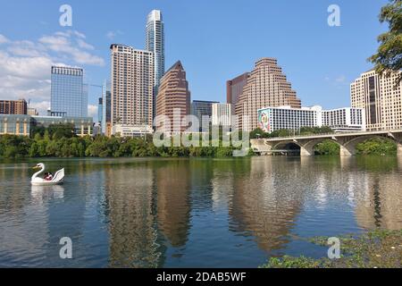 AUSTIN, TX -18 SEP 2020- vue des bateaux à pédales de cygne sur le lac Lady Bird dans le centre-ville d'Austin, Texas, États-Unis. Banque D'Images