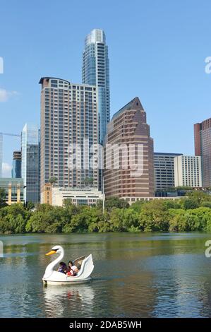 AUSTIN, TX -18 SEP 2020- vue des bateaux à pédales de cygne sur le lac Lady Bird dans le centre-ville d'Austin, Texas, États-Unis. Banque D'Images