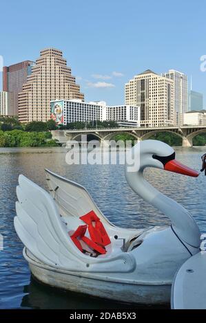 AUSTIN, TX -18 SEP 2020- vue des bateaux à pédales de cygne sur le lac Lady Bird dans le centre-ville d'Austin, Texas, États-Unis. Banque D'Images