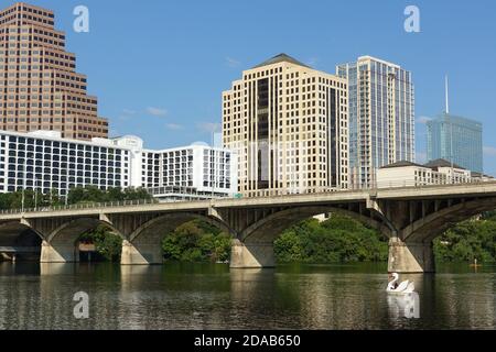 AUSTIN, TX -18 SEP 2020- vue des bateaux à pédales de cygne sur le lac Lady Bird dans le centre-ville d'Austin, Texas, États-Unis. Banque D'Images