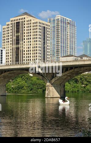 AUSTIN, TX -18 SEP 2020- vue des bateaux à pédales de cygne sur le lac Lady Bird dans le centre-ville d'Austin, Texas, États-Unis. Banque D'Images