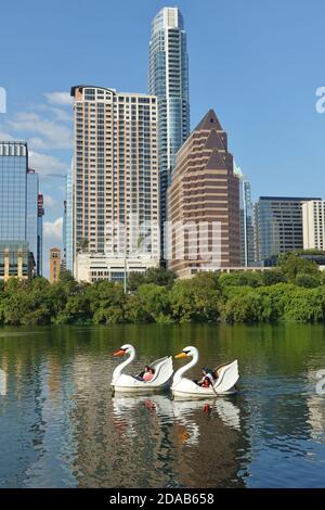 AUSTIN, TX -18 SEP 2020- vue des bateaux à pédales de cygne sur le lac Lady Bird dans le centre-ville d'Austin, Texas, États-Unis. Banque D'Images