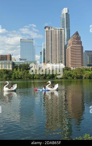 AUSTIN, TX -18 SEP 2020- vue des bateaux à pédales de cygne sur le lac Lady Bird dans le centre-ville d'Austin, Texas, États-Unis. Banque D'Images