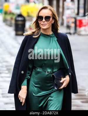 Londres, Royaume-Uni. 11 novembre 2020. Amanda Holden quitte les studios Global radio de Londres. Crédit : SOPA Images Limited/Alamy Live News Banque D'Images