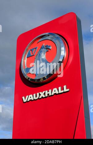 Vauxhall cars signe sur une piste de garage Banque D'Images