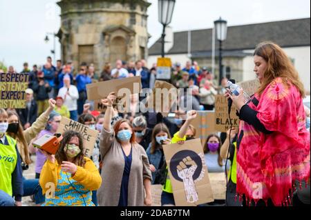 Richmond, North Yorkshire, Royaume-Uni - 14 juin 2020 : les manifestants BLM portant des masques PPE saluent et tiennent des panneaux tout en portant des masques PPE chez Black Lives Banque D'Images