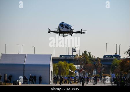Séoul, Corée du Sud. 11 novembre 2020. Un drone-taxi de deux places arrive pour atterrir à Séoul, en Corée du Sud, le mercredi 11 novembre 2020. Le gouvernement sud-coréen cherche à commercialiser l'industrie de la mobilité aérienne urbaine d'ici 2025. Photo de Thomas Maresca/UPI crédit: UPI/Alay Live News Banque D'Images