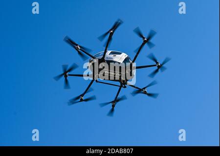 Séoul, Corée du Sud. 11 novembre 2020. Un drone de deux sièges, utilisé comme taxi, vole sur un vol de démonstration au-dessus de Séoul, en Corée du Sud, le mercredi 11 novembre 2020. La Corée du Sud cherche à commercialiser la mobilité aérienne urbaine d'ici 2025. Photo de Thomas Maresca/UPI crédit: UPI/Alay Live News Banque D'Images