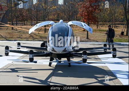 Séoul, Corée du Sud. 11 novembre 2020. Un drone volant de deux sièges qui servira de taxi est exposé après un vol de démonstration à Séoul, en Corée du Sud, le mercredi 11 novembre 2020. La Corée du Sud cherche à commercialiser la mobilité aérienne urbaine d'ici 2025. Photo de Thomas Maresca/UPI crédit: UPI/Alay Live News Banque D'Images