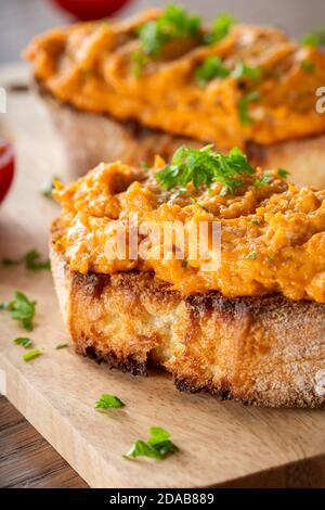 Américain préparé - écart typique de la Belgique est une variation de steak tartare sur le pain - vue rapprochée Banque D'Images