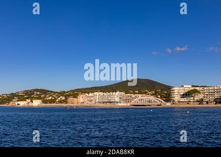 Sainte Maxime, Var, France - le pont Sainte-Maxime et la plage Banque D'Images