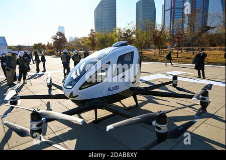 Séoul, Corée du Sud. 11 novembre 2020. Un drone volant de deux sièges devant servir de taxi attend le décollage pour un vol de démonstration à Séoul, en Corée du Sud, le mercredi 11 novembre 2020. La Corée du Sud cherche à commercialiser la mobilité aérienne urbaine d'ici 2025. Photo de Thomas Maresca/UPI crédit: UPI/Alay Live News Banque D'Images