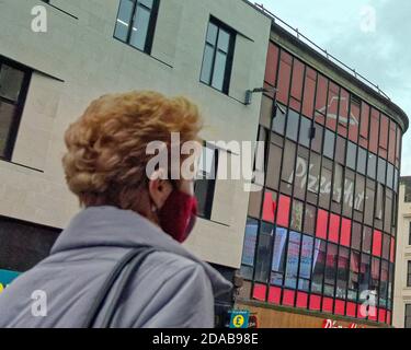 Glasgow, Écosse, Royaume-Uni, 11 novembre 2020 : la ville continue avec son aspect dystopique alors que les gens sont masqués dans une rue toujours dilapidante. Crédit : Gerard Ferry/Alay Live News Banque D'Images