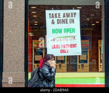 Glasgow, Écosse, Royaume-Uni, 11 novembre 2020 : la ville continue avec son aspect dystopique alors que les gens sont masqués dans une rue toujours dilapidante. Crédit : Gerard Ferry/Alay Live News Banque D'Images