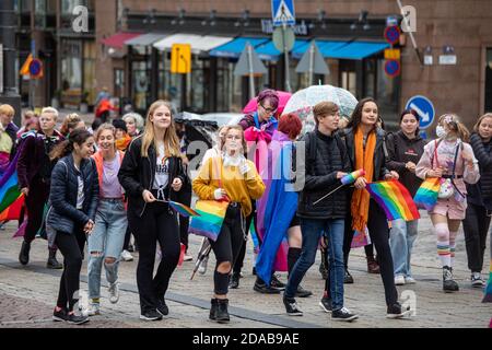 Jeunes femmes défilant pendant la fierté d'Helsinki 2020 Banque D'Images