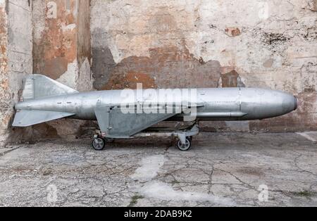 Le missile anti-navire soviétique P-15 Termit s'est développé dans les années 1950 se tient près du mur grungy de la batterie d'artillerie côtière Banque D'Images