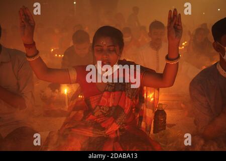 Dhaka, Bangladesh. 10 novembre 2020. Les dévotés hindous s'assoient sur le sol d'un temple pour observer Rakher Ubabash à Narayanganj, Dhaka, Bangladesh, le 10 novembre 2020. Les dévotés hindous de Shri Shri Lokanath Brahmachar Ashram célèbrent Rakher Upobash une occasion religieuse hindoue pendant la pandémie de COVID-19. (Photo de MD Abu Sufian Jewel/Pacific Press/Sipa USA) crédit: SIPA USA/Alay Live News Banque D'Images